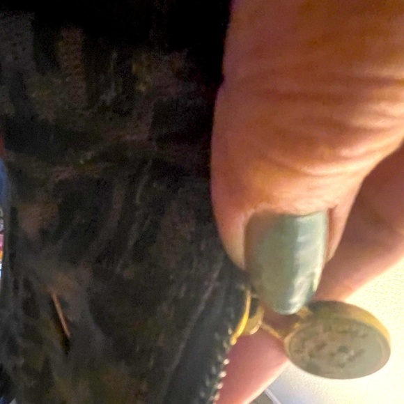 FENDI  AUTHENTIC  duffle bag 17 x 15 x 5.5 Made in ITALY 🇮🇹w/ strap. Zip pull 🎈 - Picture 9 of 10